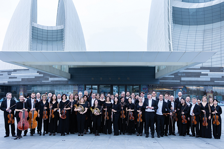 Die Stuttgarter Philharmoniker vor dem Zhuhai Opera House in China, Foto: Juan Carlos Rivas Perretta