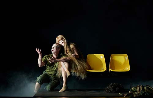 Der rote Wal - Ein deutsches Herbstmärchen<br />Auf dem Bild: DER ROTE WAL: Matthias Klink (Abad), Josefin Feiler (Ge); 2025, Foto: Matthias Baus