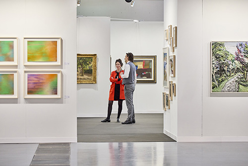 Ein breites Kunstspektrum spricht sowohl etablierte Sammler als auch Kunstneulinge an. © Messe Karlsruhe/Carlotta Roob