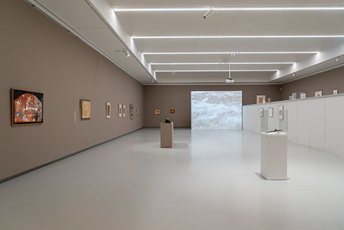 Ausstellungsansicht Kunsthalle Tübingen, JOSEPH BEUYS - BEWOHNTE MYTHEN, Foto: Ulrich Metz