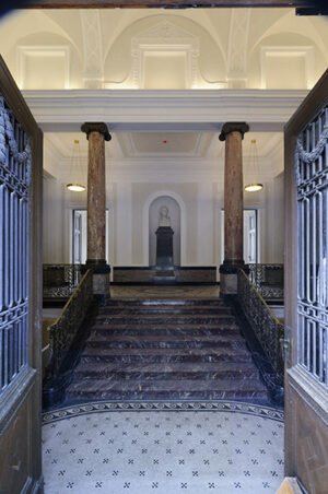 Treppenhaus im Schiller-Nationalmuseum mit Schillerbüste. Foto: Valentin Wormbs, Stuttgart.