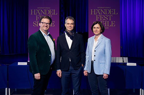Das Leitungsteam der Internationalen Händel-Festspiele: Oliver Kersken (Orchesterdirektor und Festspielleitung), Christoph von Bernuth (Operndirektor und Künstlerischer Leiter), Stephanie Twiehaus (Leitende Opern- und Konzertdramaturgin und Kuratorin Konzert- und Rahmenprogramm). Foto: Arno Kohlem