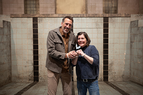 "WISO"-Moderator Marcus Niehaves wird von Opernregisseurin Anja Nicklich gefesselt – Vorbereitung für seine Rolle im Gefangenenchor von Verdis "Nabucco". Foto: ZDF und Daniel Waldhecker.