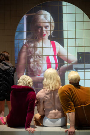 Screen: Teresa Annina Korfmacher (Sibyl-2), von hinten: Mina Pecik (Jane), Felix Jordan (Henry), Tim Bülow (Dorian), Sebastian Röhrle (Basil) // PRETTY PRIVILEGE, Foto: Björn Klein