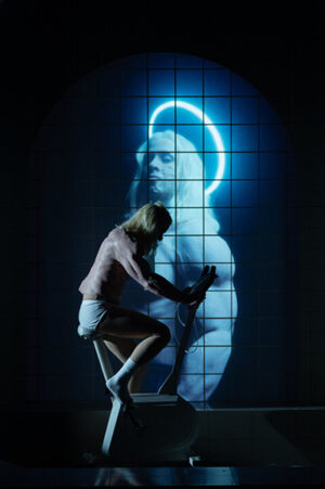 Tim Bülow als Dorian in PRETTY PRIVILEGE, er tanzt vor einer Videoeinblendung von sich selbst,Foto: Björn Klein