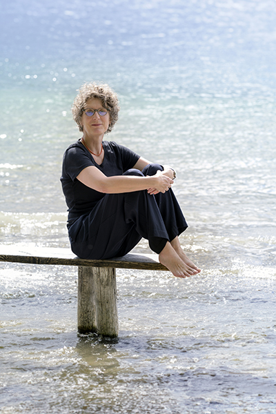 Annette Pehnt sitzt auf einem Steg am See, Foto: Peter von Felbert