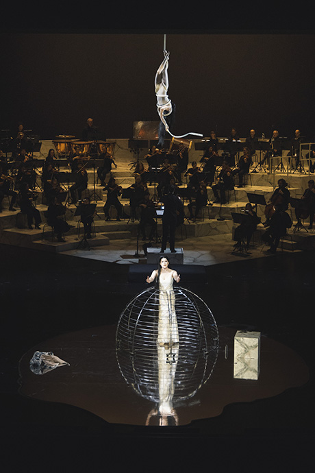 Szenenbild: Cassandra Wright, Alexandra Hanisch, Philharmonisches Orchester(c) Alexandra Polina