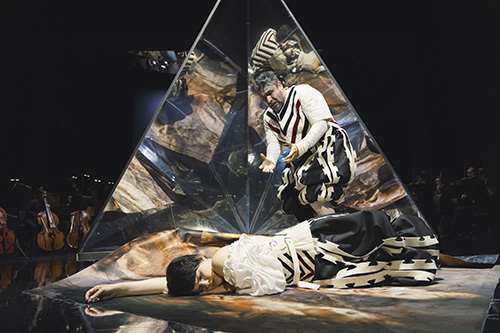 Szenenbild: Cassandra Wright, Juan Orozco, Philharmonisches Orchester (c) Alexandra Polina